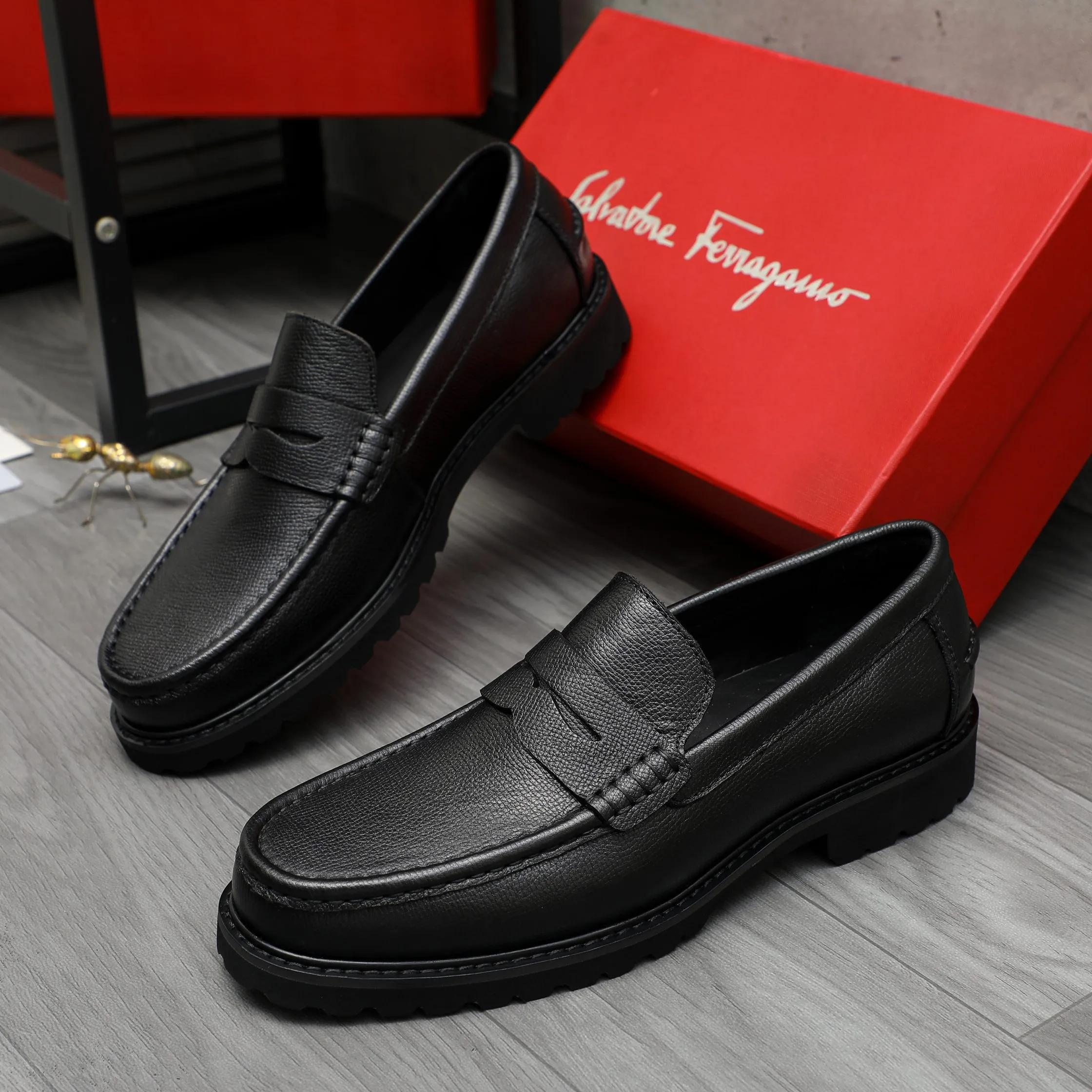 Men's shoes 💰442 Product trademark: Ferragamo "Ferragamo" business formal leather shoes Regular size: 38-46 (45.46 is custom-made and non-returnable) Product materials: Selected small pebbled cowhide upper, cowhide lining, non-slip rubber outsole